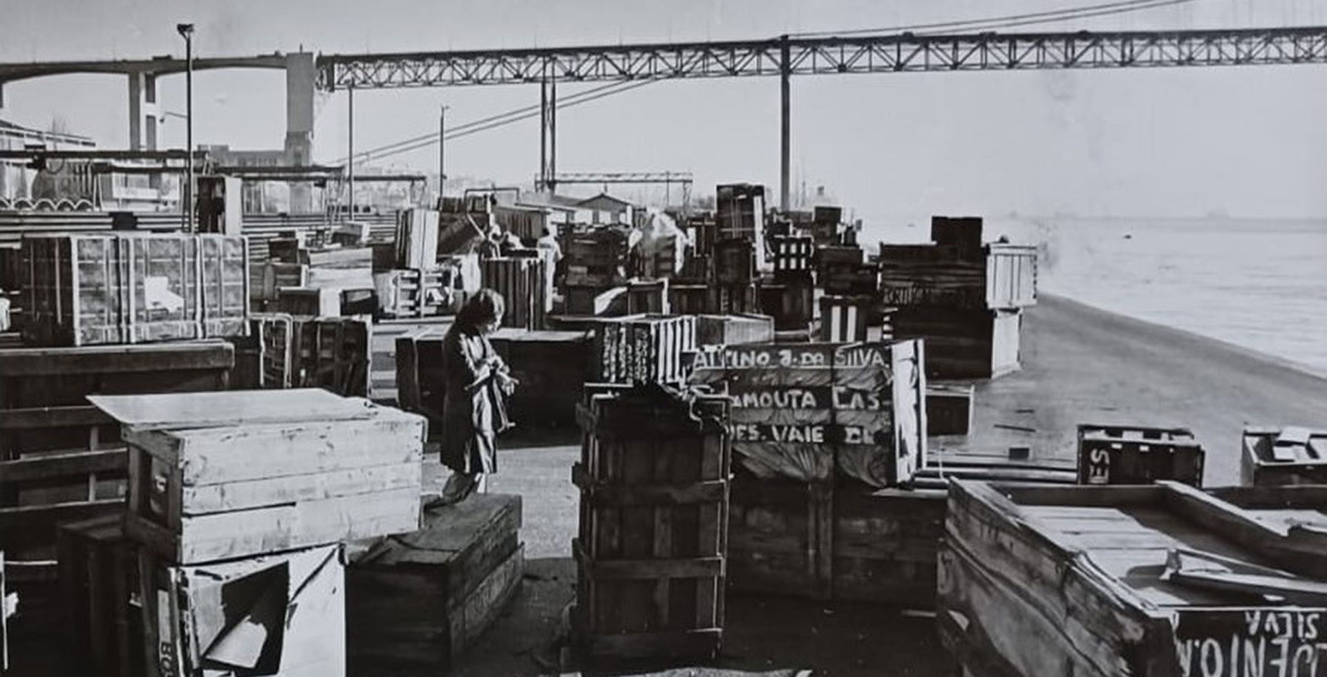 Lisboa - Caixotes contendo bagagem de retornados das ex-colónias no cais da gare marítima de Alcântara (1975). Autor: Gouveia. Arquivo Nacional da Torre do Tombo.