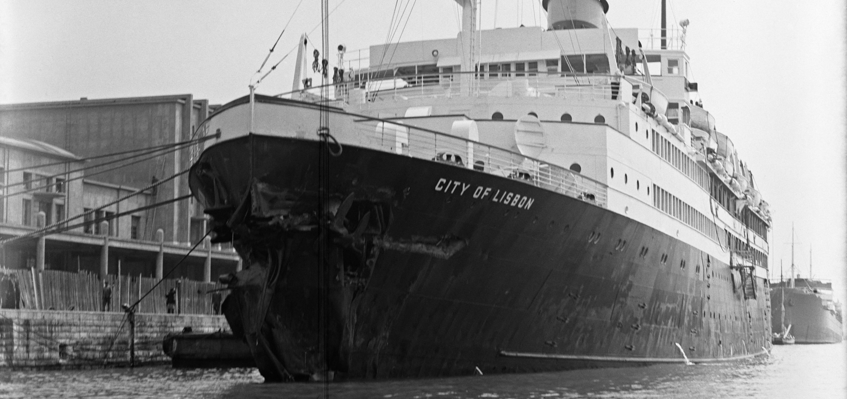 «City of Lisbon» atracado ao cais da Gare Marítima da Rocha do Conde de Óbidos com um rombo na proa (1947). Arquivo do Porto de Lisboa