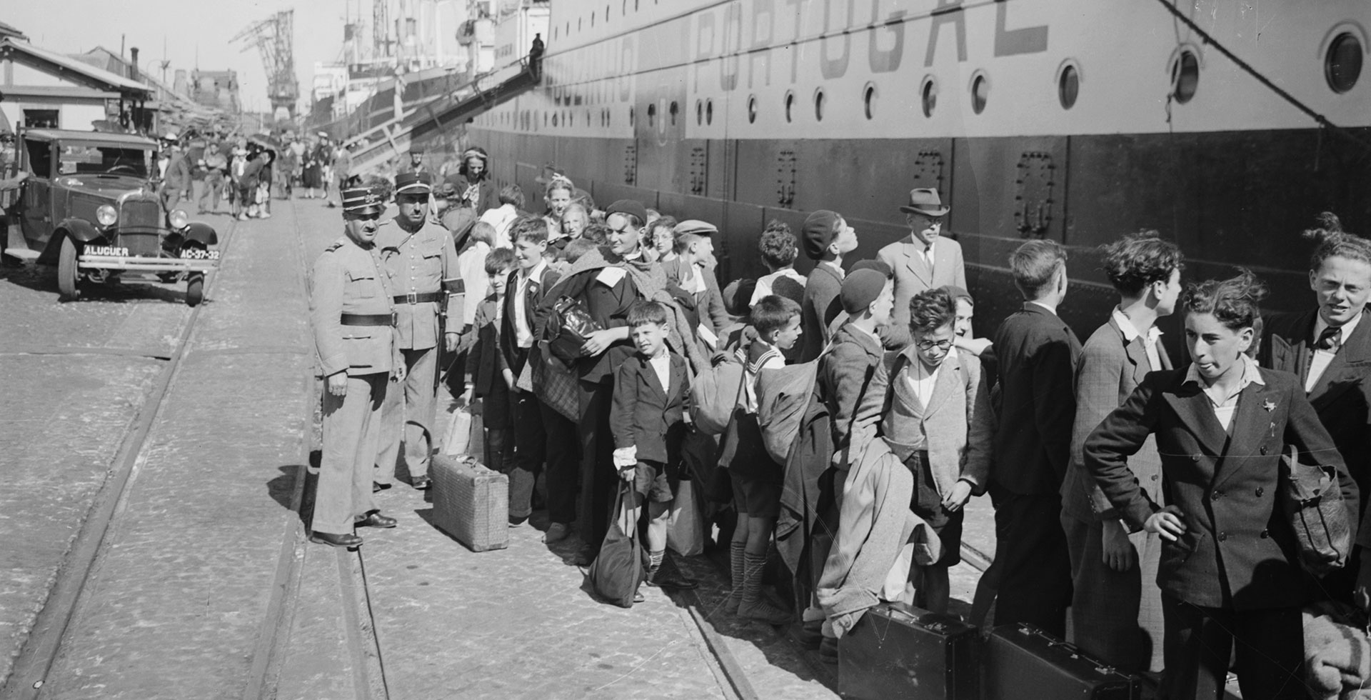 Crianças refugiadas da guerra ao embarcarem no SS Mouzinho para a América do Norte (20 agosto 1941). © ANTT – Arquivo Nacional da Torre do Tombo, Fundo Jornal O Século