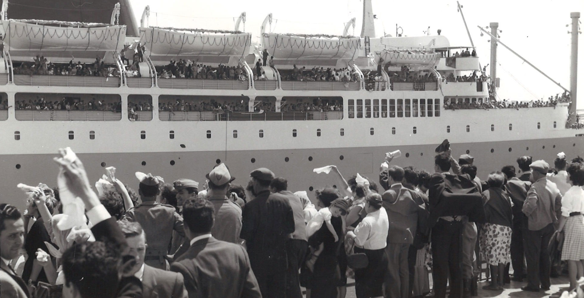 Paquete Príncipe Perfeito acostado ao Cais de Alcântara (1961). Este paquete fazia a viagem de transporte de passageiros para territórios da África ocidental e oriental. Centro de Documentação e Arquivo do Porto de Lisboa.