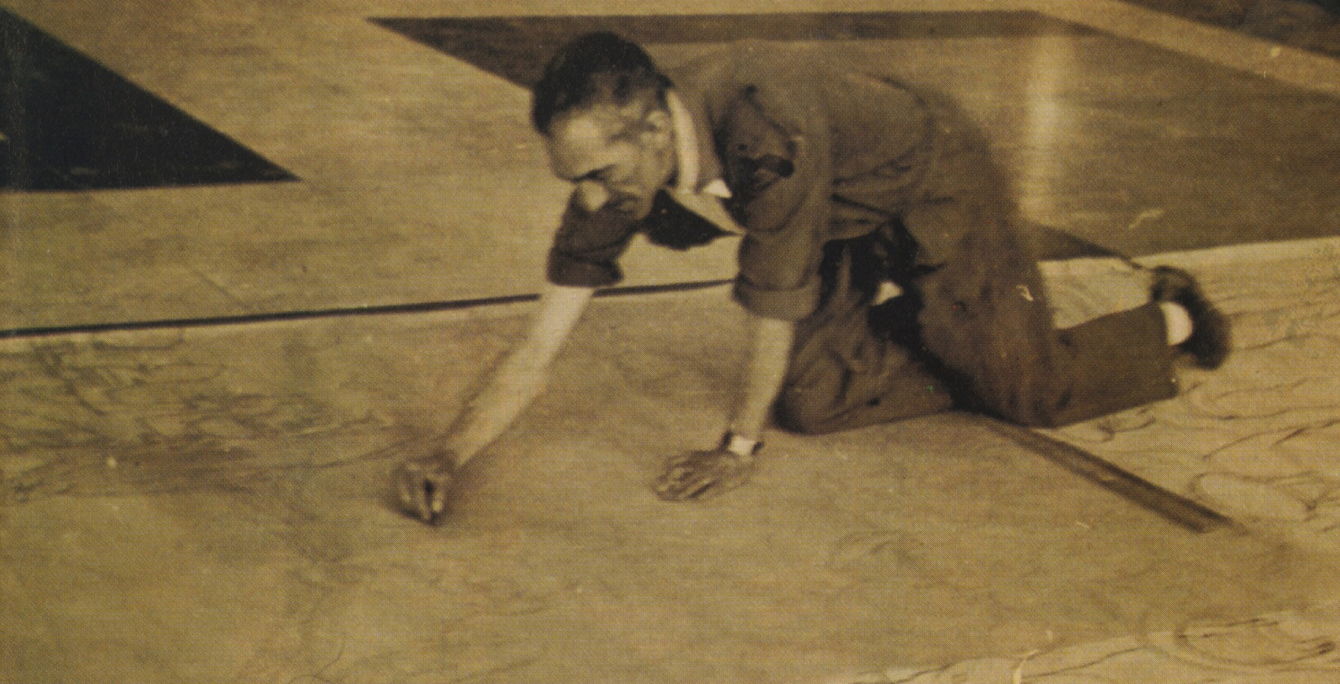 Almada, no chão, prepara os cartões para as pinturas da Gare de Alcântara (1945)