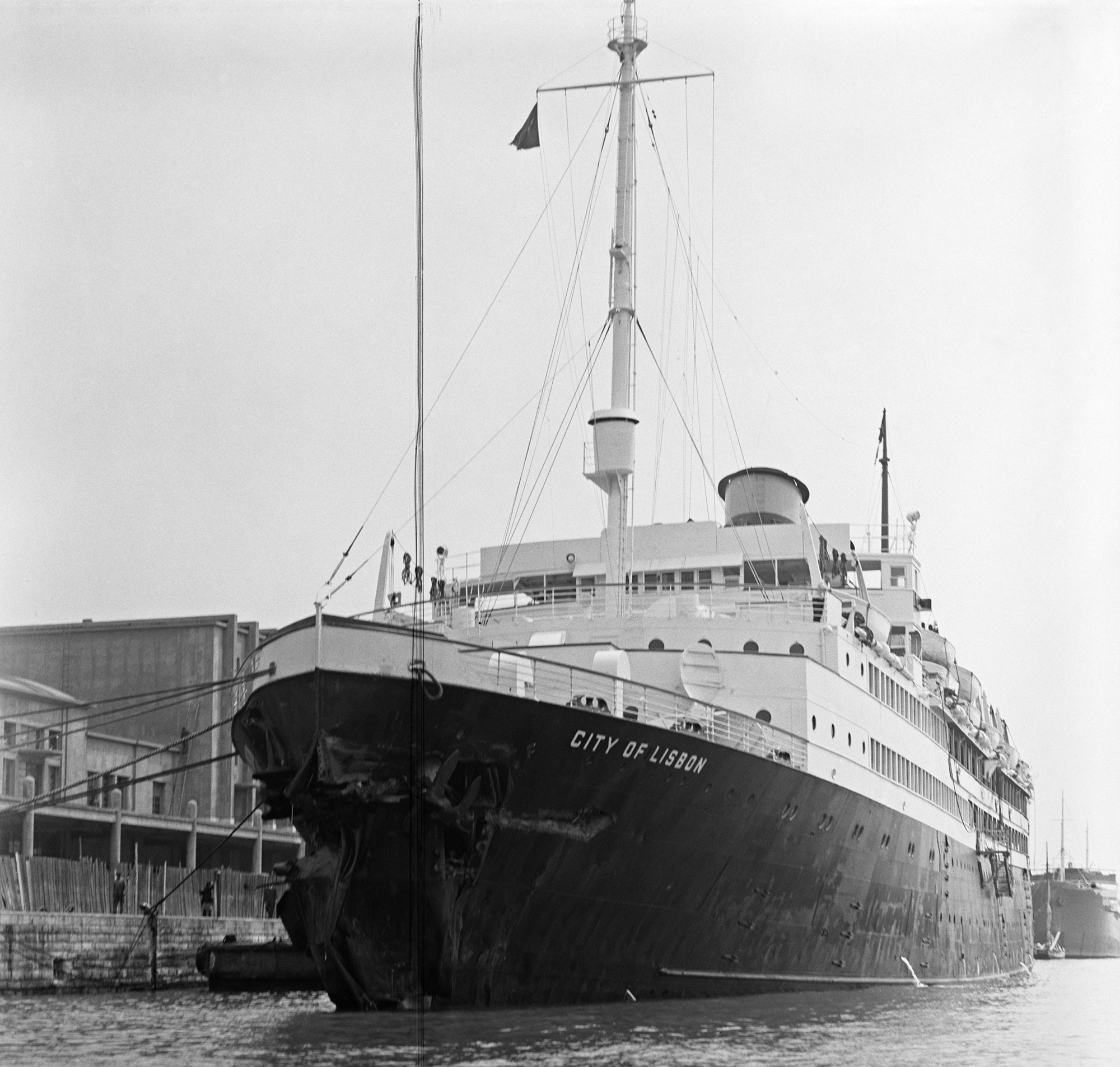 «City of Lisbon» atracado ao cais da Gare Marítima da Rocha do Conde de Óbidos com um rombo na proa (1947). Arquivo do Porto de Lisboa