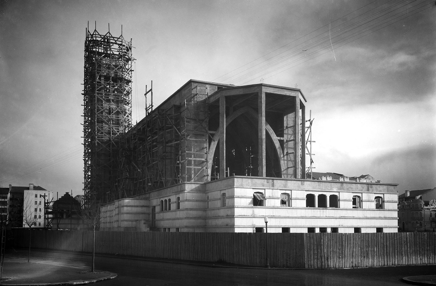 Igreja de Nossa Senhora de Fátima em construção, Lisboa. Arquitecto Porfírio Pardal Monteiro, 1934-1938. Estúdio Mário Novais (1899-1967). Biblioteca de Arte e Arquivos da Fundação Calouste Gulbenkian.