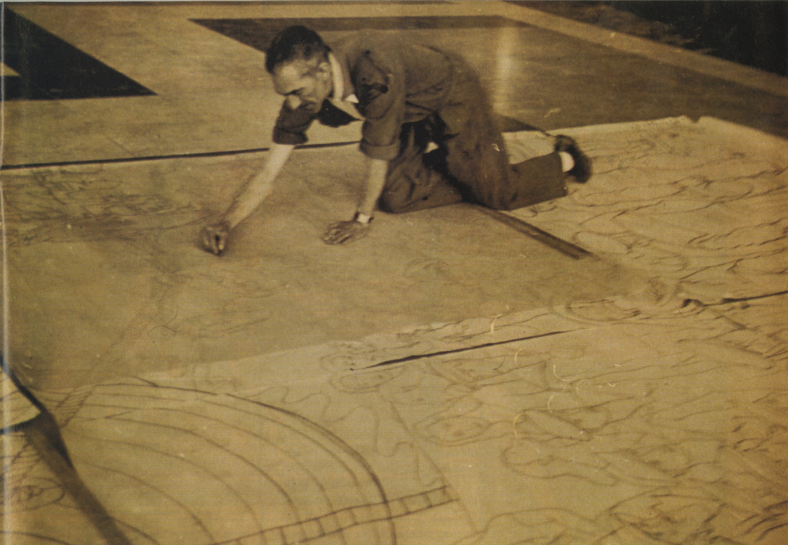 Almada, no chão, prepara os cartões para as pinturas da Gare de Alcântara (1945)