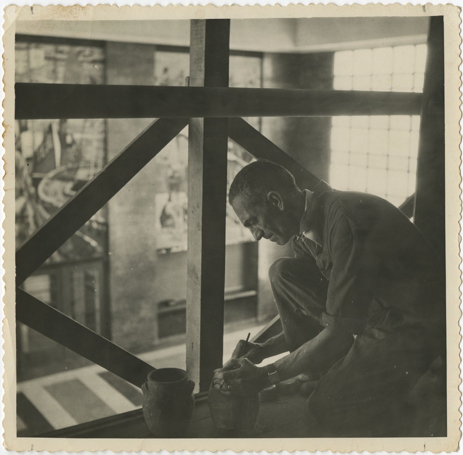 Almada no andaime da parede poente da Gare Marítima de Alcântara.  CEDANSA - NOVA FCSH. © Herdeiros de Almada Negreiros.