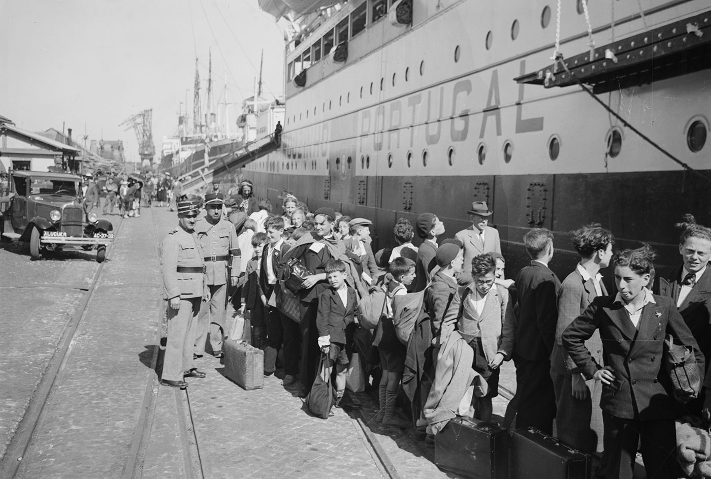 Crianças refugiadas da guerra ao embarcarem no SS Mouzinho para a América do Norte (20 agosto 1941). © ANTT – Arquivo Nacional da Torre do Tombo, Fundo Jornal O Século
