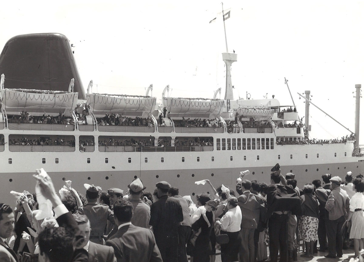 Paquete Príncipe Perfeito acostado ao Cais de Alcântara (1961). Este paquete fazia a viagem de transporte de passageiros para territórios da África ocidental e oriental. Centro de Documentação e Arquivo do Porto de Lisboa.