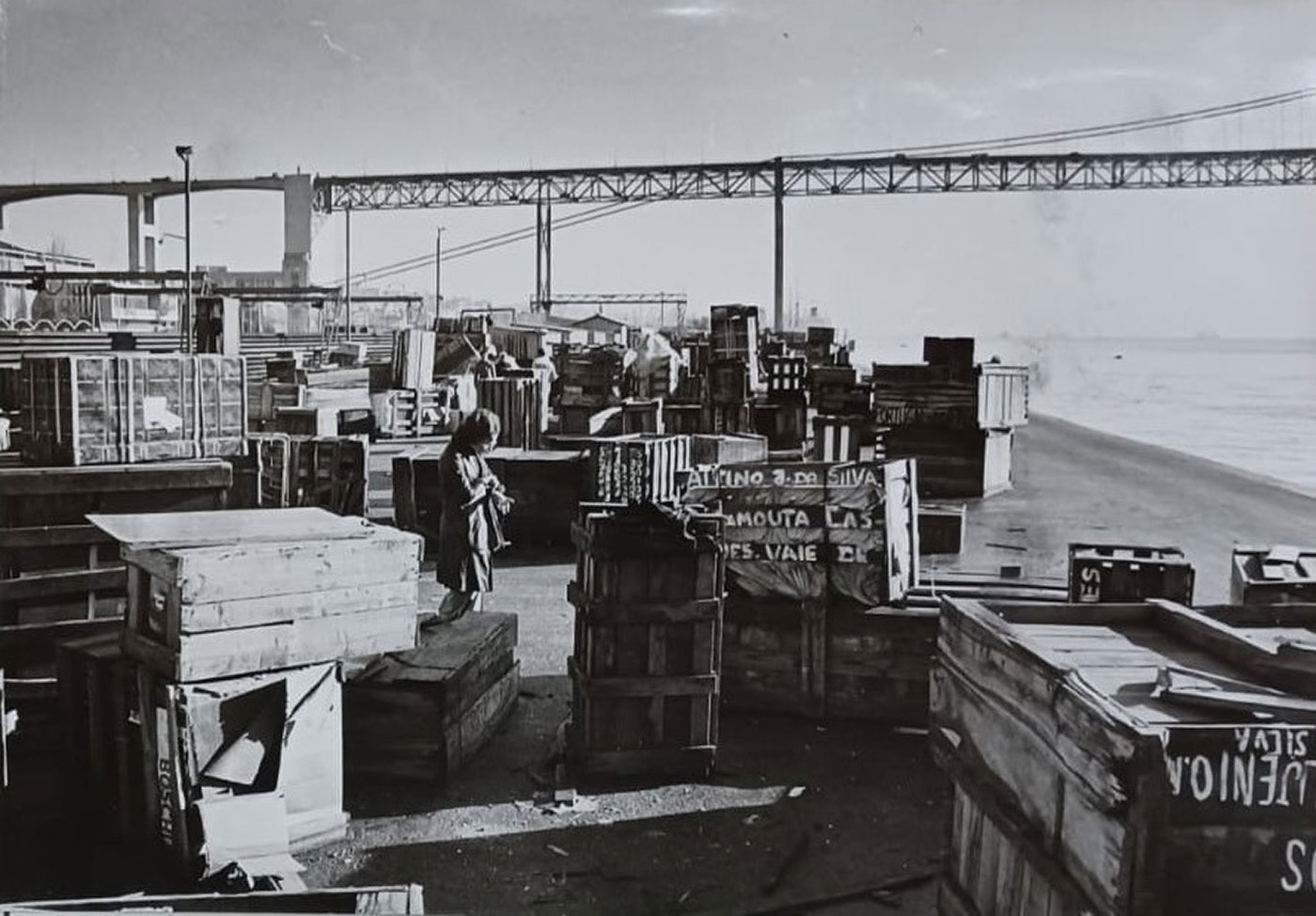 Lisboa - Caixotes contendo bagagem de retornados das ex-colónias no cais da gare marítima de Alcântara (1975). Autor: Gouveia. Arquivo Nacional da Torre do Tombo