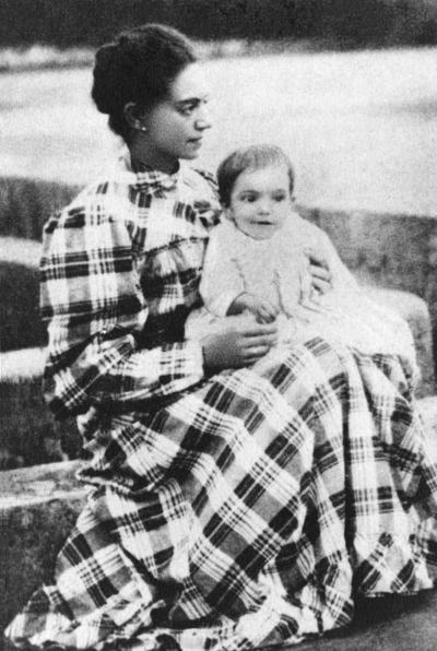 José de Almada Negreiros ao colo da mãe, Elvira Sobral, c. 1893.