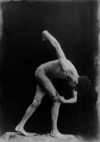  Almada fotografado por Victoriano Braga, c. 1920.