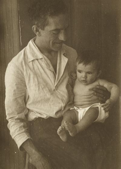 Com o filho José Affonso Almada Negreiros, c. Março 1935.