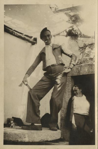 Almada e Sarah em Bicesse, brincando. c. 1942?.