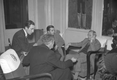 Almada (de costas) e o pintor António Dacosta (à esquerda) conversam com Joan Miró, que esperava o avião para Nova Iorque, Fevereiro de 1947.