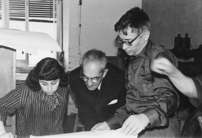 Com Alice Jorge e Júlio Pomar, na Cooperativa Gravura, 1963.