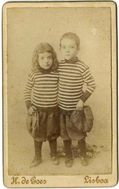 Almada e o irmão António, c. 1898.