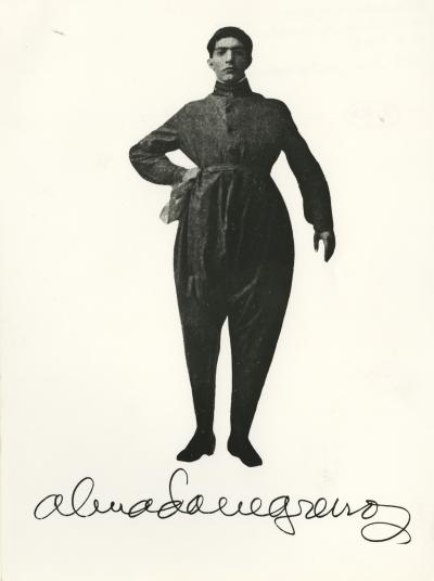 Almada no fato-macaco com que fez a Conferência Futurista no teatro da República (actual Teatro de S. Luiz), Abril de 1917.