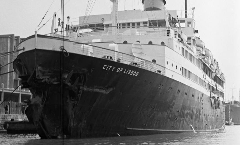 «City of Lisbon» atracado ao cais da Gare Marítima da Rocha do Conde de Óbidos com um rombo na proa (1947). Arquivo do Porto de Lisboa