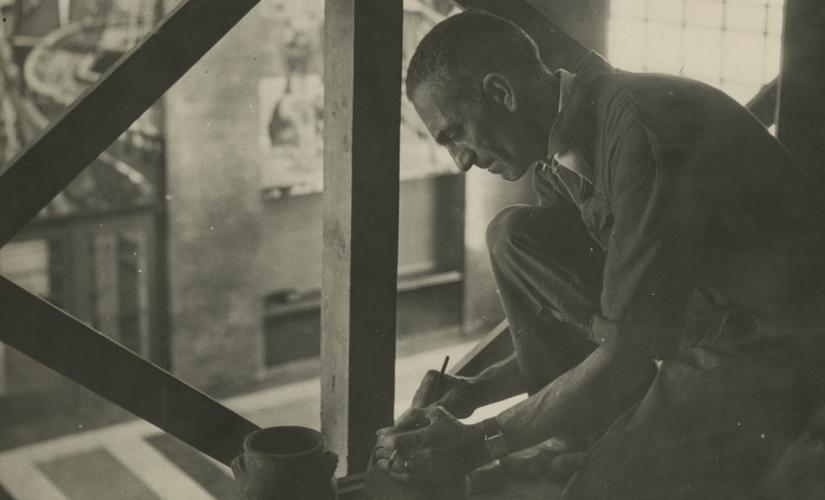 Almada no andaime da parede poente da Gare Marítima de Alcântara.  CEDANSA - NOVA FCSH. © Herdeiros de Almada Negreiros.