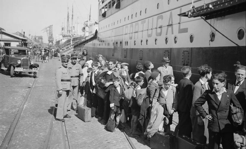 Crianças refugiadas da guerra ao embarcarem no SS Mouzinho para a América do Norte (20 agosto 1941). © ANTT – Arquivo Nacional da Torre do Tombo, Fundo Jornal O Século