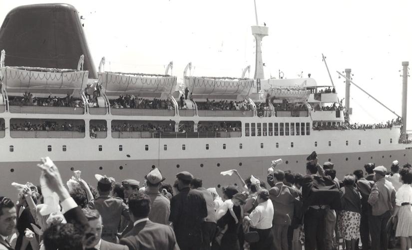 Paquete Príncipe Perfeito acostado ao Cais de Alcântara (1961). Este paquete fazia a viagem de transporte de passageiros para territórios da África ocidental e oriental. Centro de Documentação e Arquivo do Porto de Lisboa.