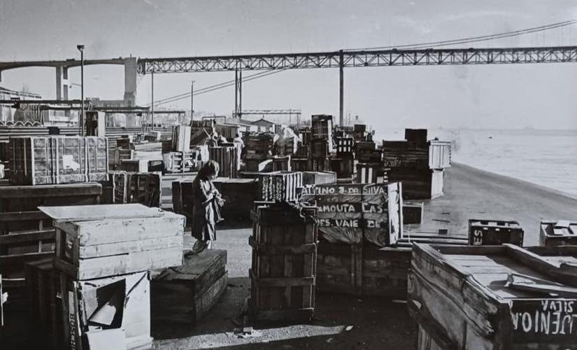 Lisboa - Caixotes contendo bagagem de retornados das ex-colónias no cais da gare marítima de Alcântara (1975). Autor: Gouveia. Arquivo Nacional da Torre do Tombo.
